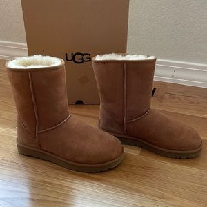 Ugg Classic Short II women’s size 8 New